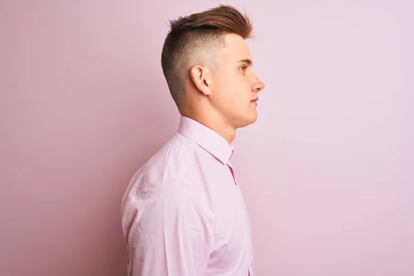 Joven Hombre Negocios Guapo Con Camisa Elegante Pie Sobre Fondo —  Fotos de Stock