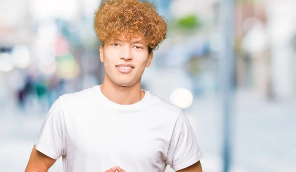 Joven Hombre Guapo Con Pelo Afro Vistiendo Casual Camiseta Blanca — Foto de Stock