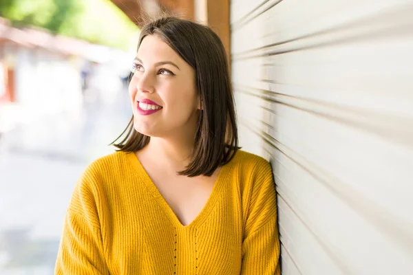 Bella giovane donna sorridente fiducioso e allegro appoggiato su — Foto Stock