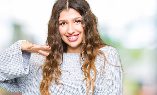 Joven Hermosa Mujer Con Suéter Invierno Gesto Con Las Manos — Foto de Stock