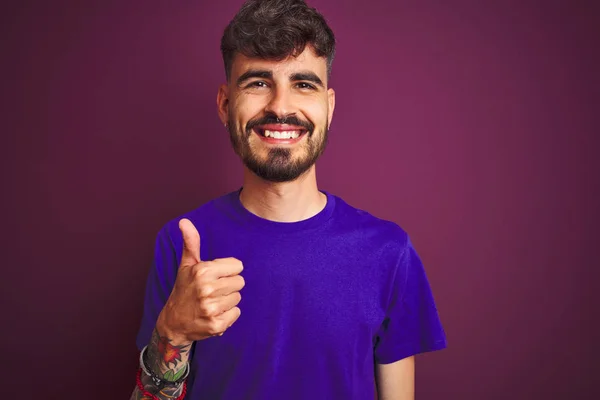 Young Man Tattoo Wearing Shirt Standing Isolated Purple Background Doing — Stock Photo, Image