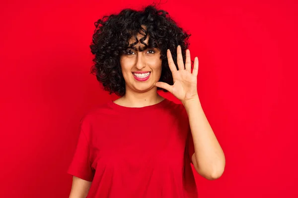 Mulher Árabe Jovem Com Cabelo Encaracolado Vestindo Shirt Casual Sobre — Fotografia de Stock