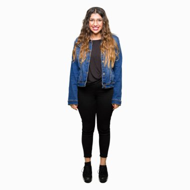 Gözlük ve denim ceket mutlu ve güzel bir gülümseme ile yüzünde giyen genç güzel kadın. Şanslı kişi.