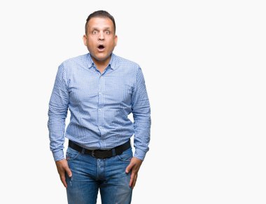 Orta yaş Arap iş adamı izole arka plan korkuyor ve şok sürpriz ifade, korku ve heyecan yüz üzerinden.