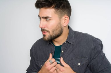 Yakışıklı delikanlı possing ve modelleme gri izole arka plan üzerinde