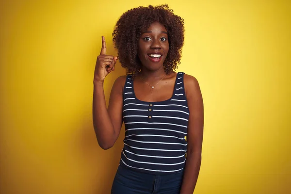 Mujer Afro Africana Joven Que Usa Una Camiseta Rayas Sobre — Foto de Stock