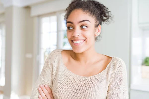 Όμορφη Νεαρή Αφρικανική Αμερικανική Γυναίκα Άφρο Μαλλιά Χαμογελώντας Αναζητούν Πλευρά — Φωτογραφία Αρχείου