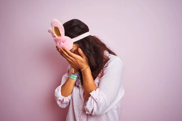 Joven Hermosa Mujer Que Usa Pijama Máscara Para Dormir Sobre — Foto de Stock