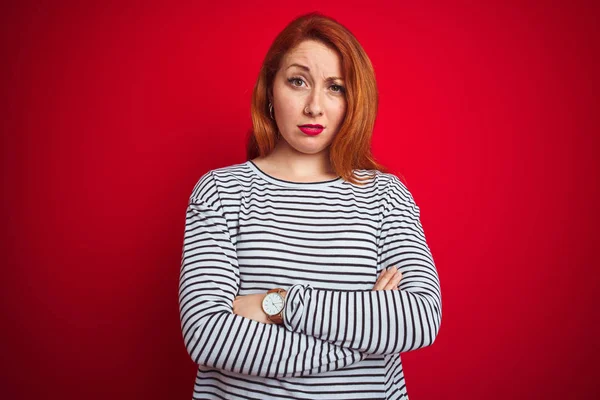 Mulher Ruiva Jovem Vestindo Tiras Camisa Marinha Sobre Fundo Vermelho — Fotografia de Stock