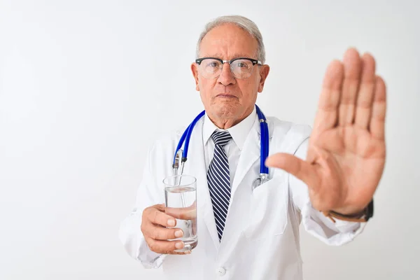 Médico Cabelos Grisalhos Sênior Bebendo Copo Água Sobre Fundo Branco — Fotografia de Stock