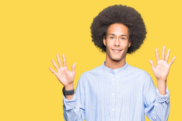 アフロの髪を指で上向きの表示と若いアフリカ系アメリカ人は自信を持って 幸せな笑みを浮かべている間 番号します — ストック写真