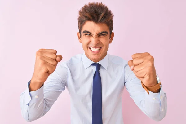 Junger Gutaussehender Geschäftsmann Hemd Und Krawatte Der Vor Isoliertem Rosa — Stockfoto