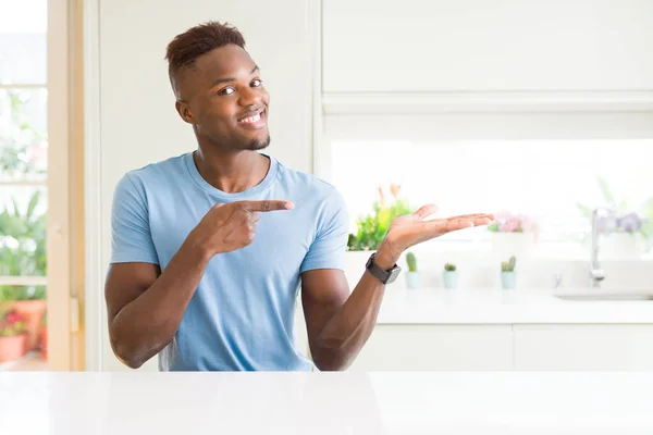 Bonito Homem Afro Americano Vestindo Camiseta Casual Casa Espantado Sorrindo — Fotografia de Stock