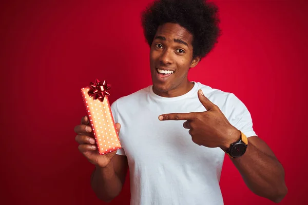 Młody African American Man Holding Valentine Prezent Stojący Nad Białym — Zdjęcie stockowe