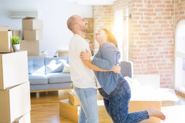 Junges Paar Umarmt Sich Verliebt Kartons Neuen Zuhause Und Feiert — Stockfoto