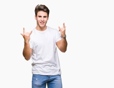 Deli ifade rock simge elle yapıyor ile bağırarak izole arka plan üzerinde beyaz t-shirt giyen genç yakışıklı adam. Müzik yıldızı. Ağır kavramı.
