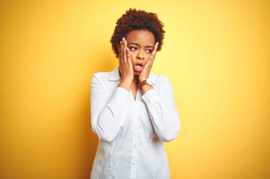İzole sarı arka plan üzerinde Afrikalı Amerikan iş kadını yorgun eller yüz, depresyon ve üzüntü kapsayan, üzgün ve sorun için tahriş