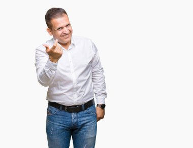 Orta yaş Arap zarif adam izole arka plan üzerinde Beckoning gel burada mutlu ve gülümseyerek el davet ile jest