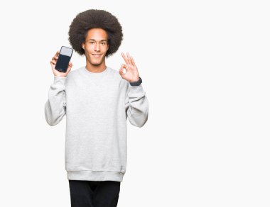 Parmak, mükemmel sembolü ile ok işareti yapıyor akıllı telefon ekranını göstermeyi afro saçlı genç Afro-Amerikan adam