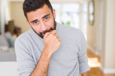 Yakışıklı adam rahat ve emin görünümlü