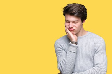 Seyir yorgun ve bıkkın ile depresyon sorun Çapraz kollar ile izole arka plan düşünme üzerinde kış kazak giyen genç yakışıklı adam.