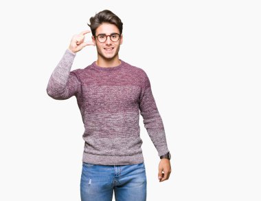 İzole arka plan gülümseyen ve süre seyir ve kamera boyutu işaret parmaklarıyla yapıyor el ile kendinden emin eller üzerinde gözlük takan yakışıklı delikanlı. Ölçü kavramı.