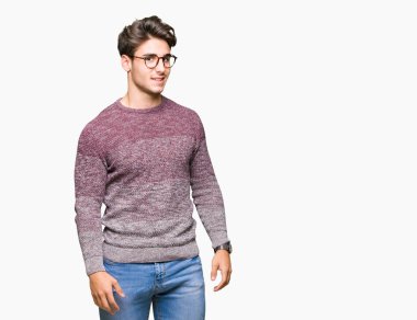 Uzak tarafına yüzünde, doğal ifade gülümseme ile seyir izole arka plan üzerinde gözlük takan yakışıklı delikanlı. Kendine güvenen gülüyor.