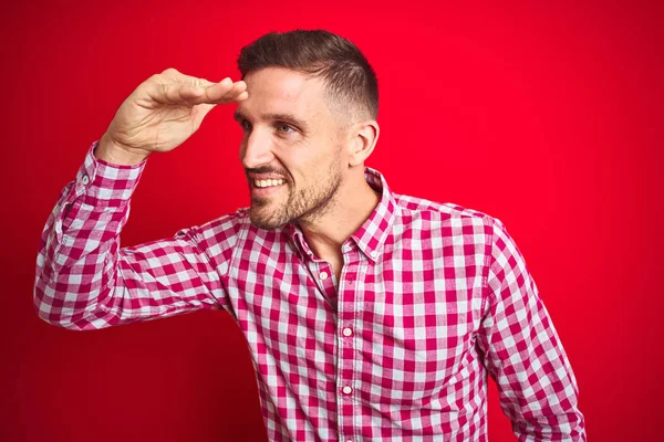 Jeune Homme Beau Sur Fond Rouge Isolé Très Heureux Souriant — Photo