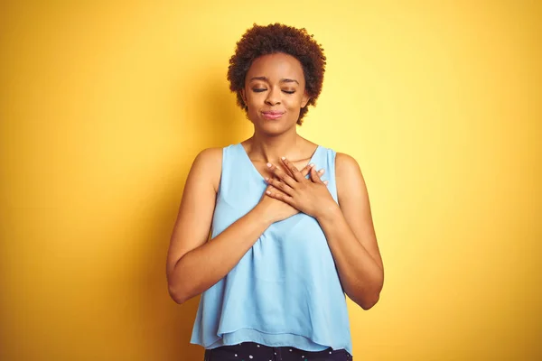 Hermosa Mujer Afroamericana Con Camisa Elegante Sobre Fondo Amarillo Aislado — Foto de Stock