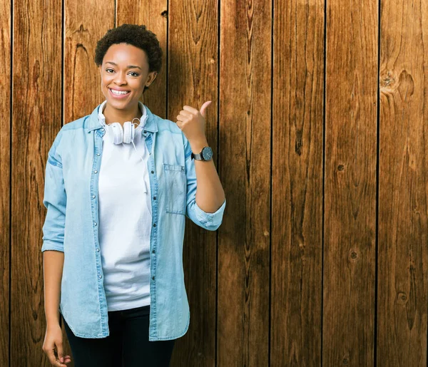 Jonge African American Vrouw Hoofdtelefoon Dragen Geïsoleerde Achtergrond Glimlachend Met — Stockfoto