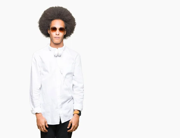 Junger Afrikanisch Amerikanischer Mann Mit Afrohaaren Sonnenbrille Und Kopfhörer Mit — Stockfoto
