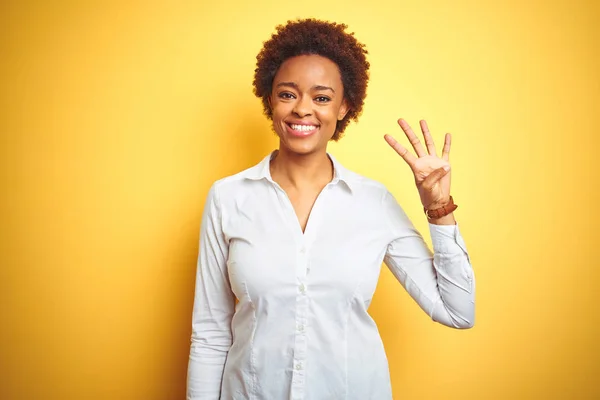 African American Business Vrouw Geïsoleerde Gele Achtergrond Tonen Wijzend Met — Stockfoto