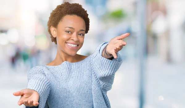 Jovem Mulher Afro Americana Bonita Vestindo Uma Camisola Sobre Fundo — Fotografia de Stock