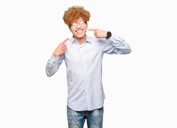 Jovem Homem Negócios Bonito Com Afro Vestindo Óculos Sorrindo Confiante — Fotografia de Stock