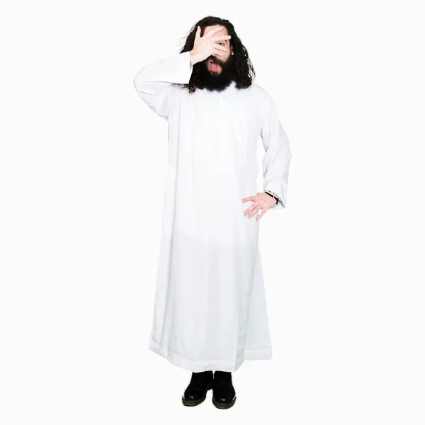 Homme Portant Costume Jésus Christ Regardant Dans Choc Couvrant Visage — Photo