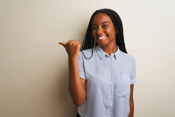 Jovem Afro Americana Vestindo Camisa Listrada Sobre Fundo Branco Isolado — Fotografia de Stock