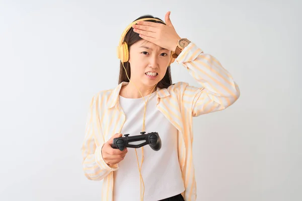 Chinesische Spielerin Die Videospiele Mit Kopfhörern Über Isoliertem Weißem Hintergrund — Stockfoto