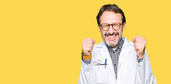 Pria Dokter Usia Pertengahan Mengenakan Mantel Medis Bersemangat Untuk Keberhasilan — Stok Foto
