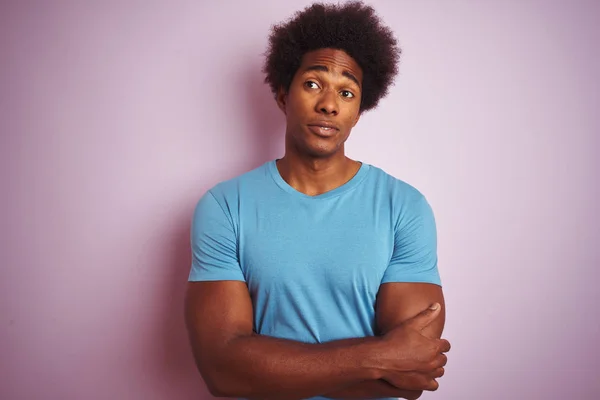 孤立したピンクの背景の上に立つ青いTシャツを着たアフリカ系アメリカ人男性が横を見て 考えを見つめて — ストック写真
