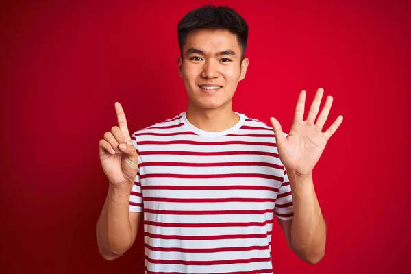 Jovem Asiático Chinês Homem Vestindo Listrado Shirt Sobre Isolado Vermelho — Fotografia de Stock