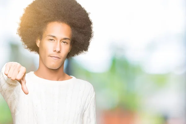 Joven Hombre Afroamericano Con Pelo Afro Usando Suéter Invierno Que —  Fotos de Stock