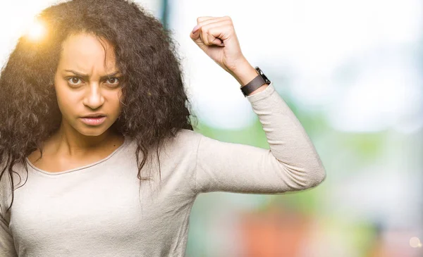 Junge Schöne Mädchen Mit Lockigem Haar Trägt Lässigen Pullover Wütend — Stockfoto