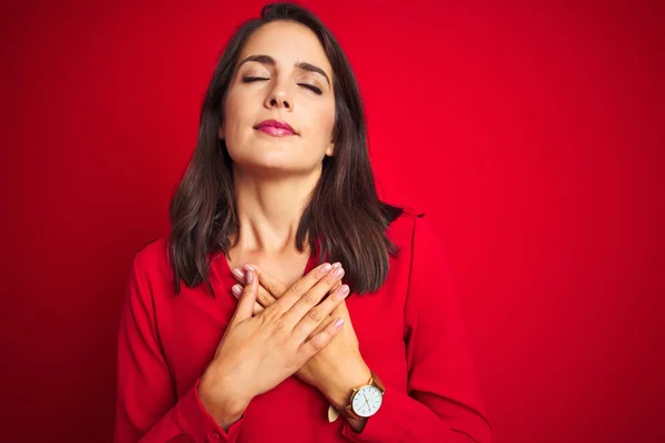 Mujer Hermosa Joven Con Camisa Pie Sobre Fondo Rojo Aislado —  Fotos de Stock