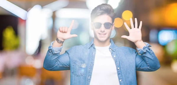 Joven Hombre Guapo Con Gafas Sol Sobre Fondo Aislado Mostrando —  Fotos de Stock