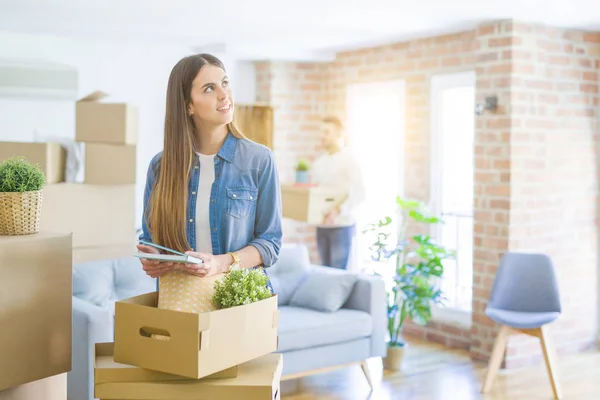 Jong Stel Verhuizen Naar Een Nieuw Huis Mooie Vrouw Lachende — Stockfoto