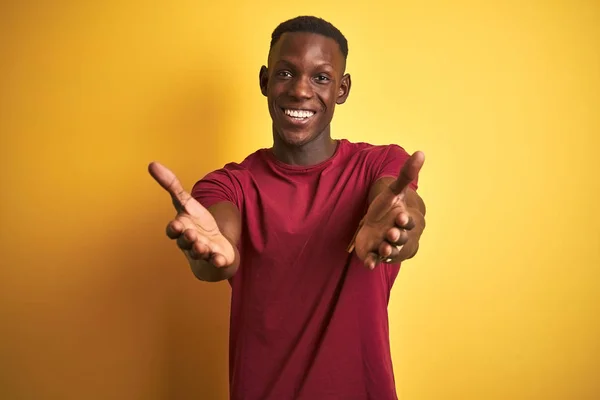 Genç Afrikalı Amerikalı Adam Sarılma Için Açık Kollar Ile Gülümseyen — Stok fotoğraf