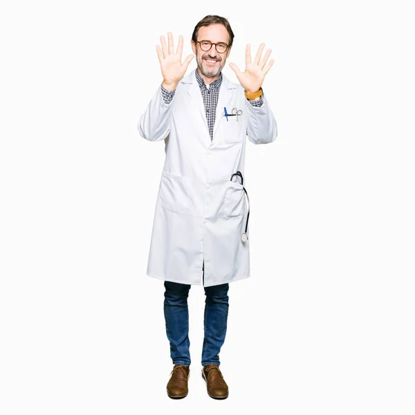 Średnim Wieku Lekarz Mężczyźni Noszenie Płaszcz Medyczny Pokazując Wskazując Palce — Zdjęcie stockowe