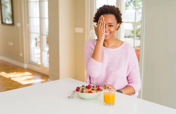 Mladá Africko Americká Žena Která Ráno Snídala Doma Zakrývala Jedno — Stock fotografie