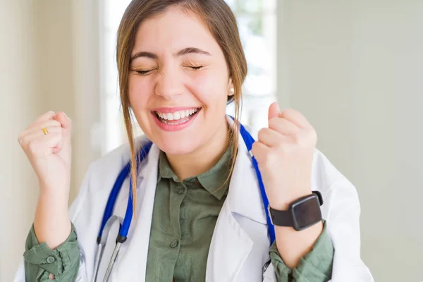 Vacker Ung Läkare Kvinna Bär Medicinsk Päls Och Stetoskop Upphetsad — Stockfoto