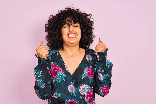 Mulher Árabe Jovem Com Cabelo Encaracolado Vestindo Vestido Floral Sobre — Fotografia de Stock